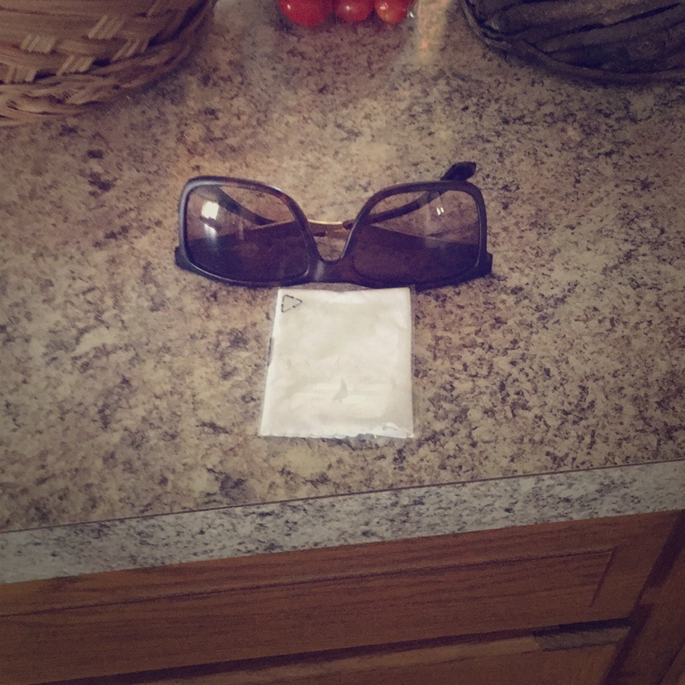 Guess women’s sunglasses